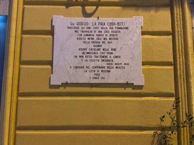 ©Giulia Greco - La lapide dedicata a Giorgio La Pira in Piazza Carducci, Messina 2020   