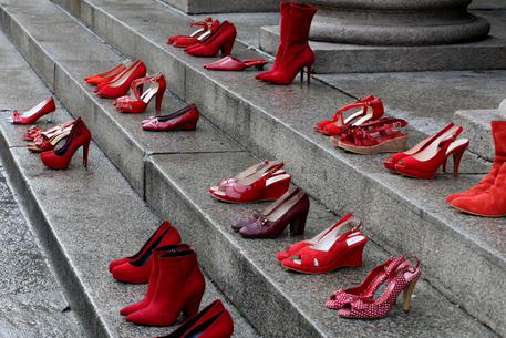 Violenza donne: scarpe rosse su scalinata teatro Regio di Parma (fonte: ansa.it)